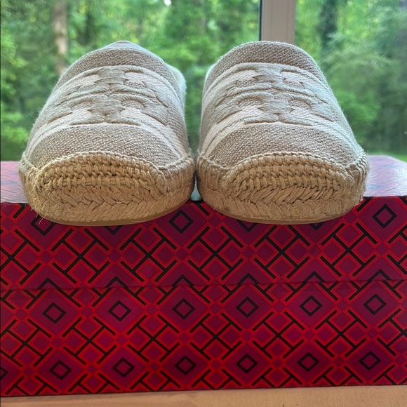 New In Box Tory Burch Beige Espadrilles with Logo. Size 7. - Picture 3 of 8